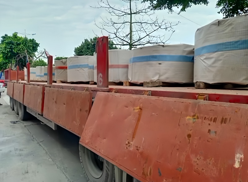 Pošiljka trakov iz nerjavečega jekla – natančne razrezane tuljave, pripravljene za dostavo